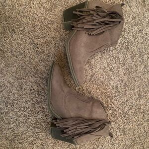 Fringe cowgirl Ankle Boots in Taupe